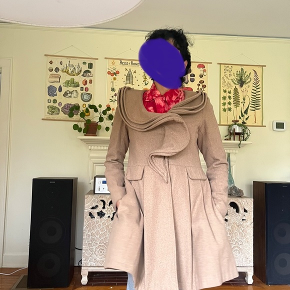 Modcloth Dramatic Twisted collar camel pleated vintage-style coat, size small - Picture 8 of 11